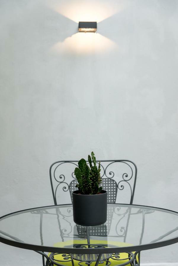 Central Cozy Studio With A Secret Garden Афины Экстерьер фото
